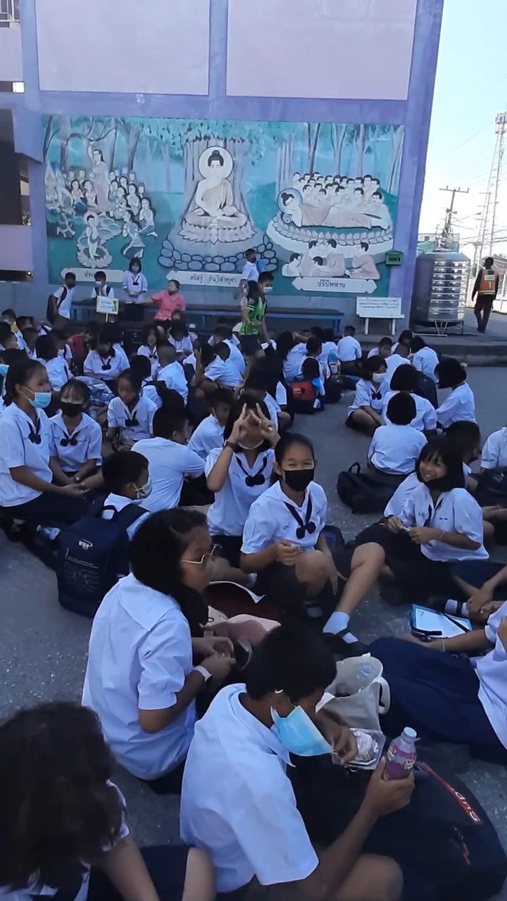 กินข้าวในแถว